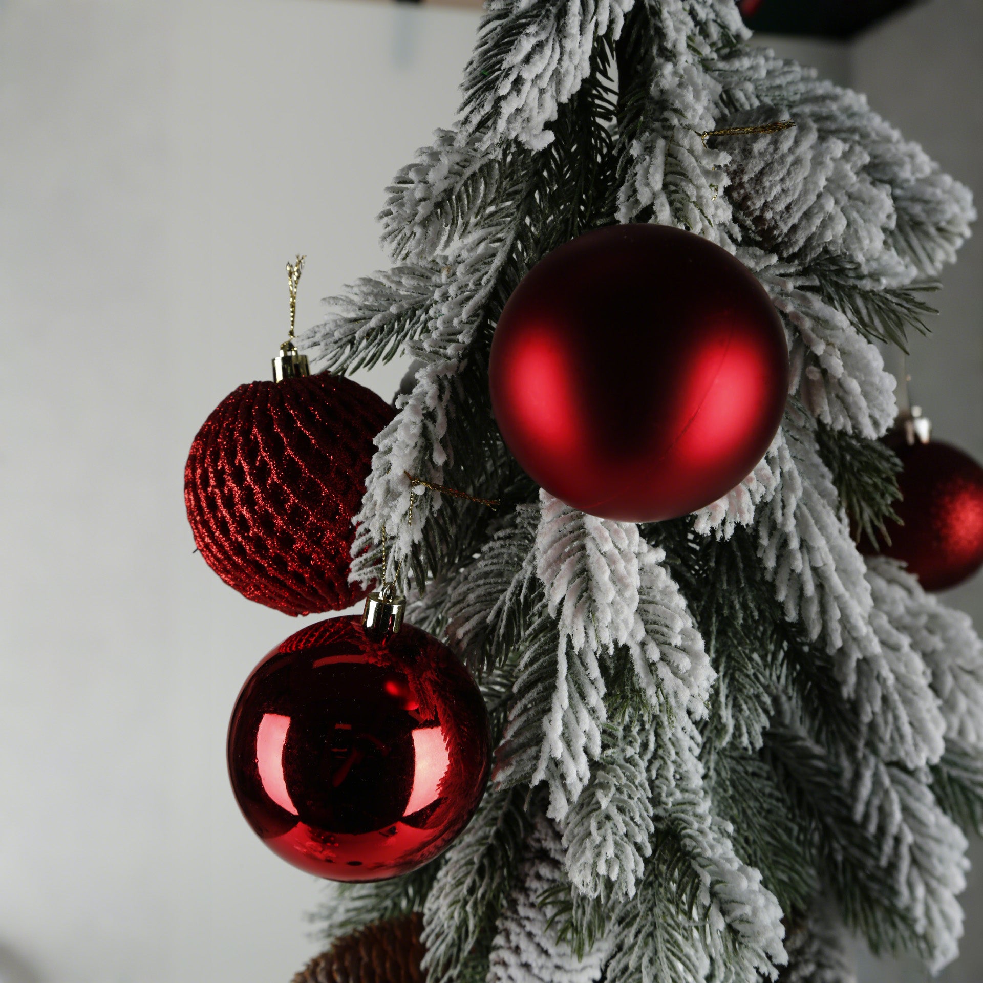2/3/4/5 Inch Red Christmas Ball 16pk，Christmas Tree Decorations Ball Ornaments Balls Xmas Hanging Decorations Holiday Decor, Christmas Balls Ornaments Luxury Set Xmas Tree Topper and Hang Rope, Gold, Red, Sliver